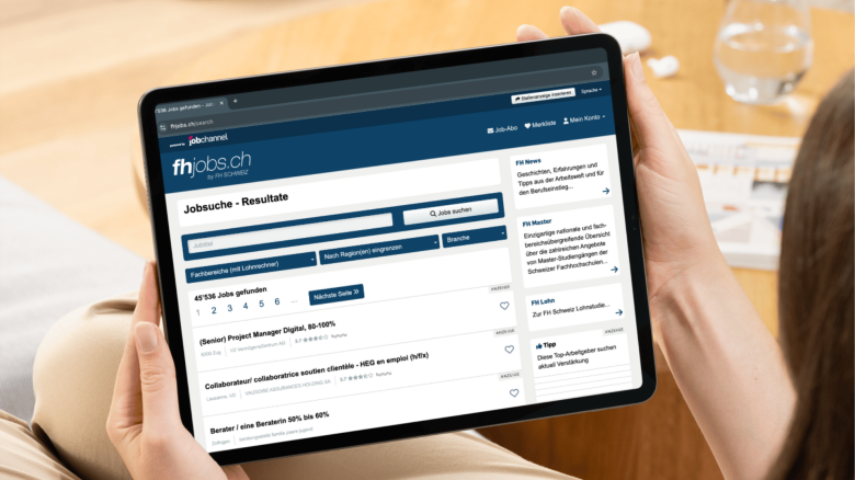 Mockup von der Webseite fhjobs.ch auf einem Tablet, dass von einer Frau in der Hand gehalten wird